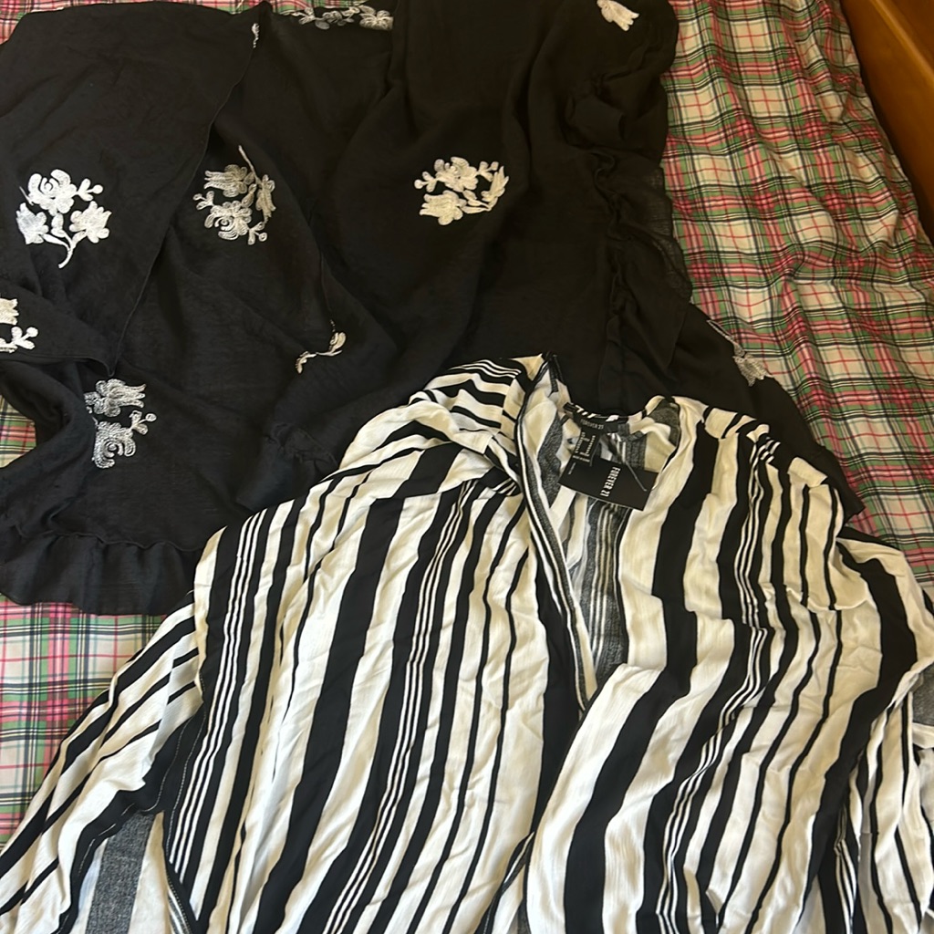 2 Black Throws , Medium
